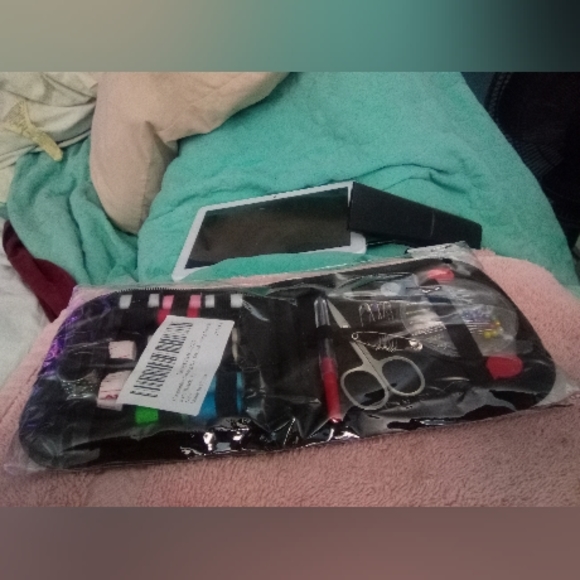 New Sewing Kit - Picture 1 of 3